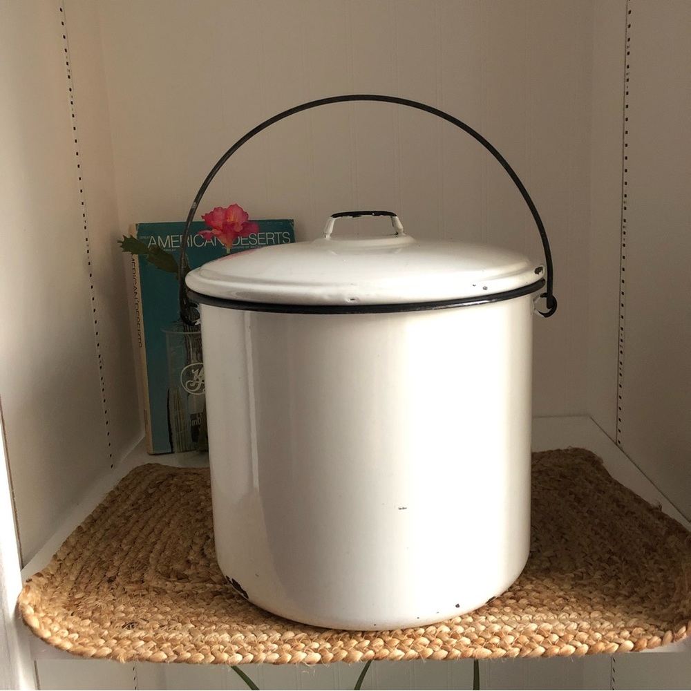 Vintage > Farmhouse White Enamel Stock Pot 8 qt - Picture 2 of 11
